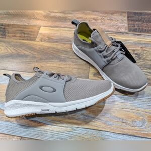 NWT Mens Oakley Dry Os Sneakers - Grey Size 8.5